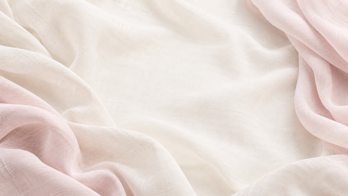 Sanft drapierte Stoffe in Elfenbein und zartem Rosa
